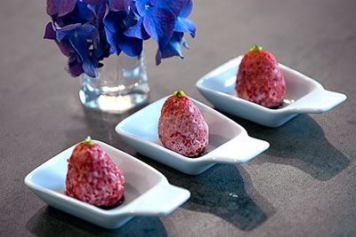 In Mannitol frittierte Erdbeere mit Wasabi und Sanshopfeffer In Mannitol frittierte Erdbeere mit Wasabi und Sanshopfeffer
