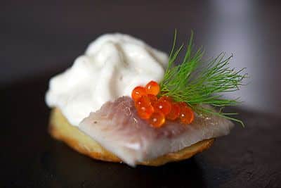 Kartoffel-Crostini mit Räucherforelle und Meerrettichespuma Kartoffel-Crostini mit Räucherforelle und Meerrettichespuma