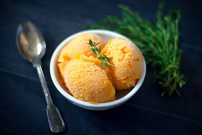 Eiskalter Genuss: das volle Aroma reifer Aprikosen mit einem Hauch Thymian Eiskalter Genuss: das volle Aroma reifer Aprikosen mit einem Hauch Thymian