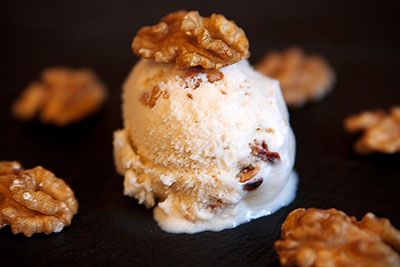 Nuss-Genuss pur: Walnuss-Eis mit karamellisierten Walnussstückchen Nuss-Genuss pur: Walnuss-Eis mit karamellisierten Walnussstückchen