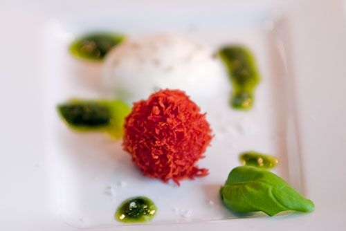 Sphärische-Mozzarellas-Foto-1-500 Sphärische Mozarellas mit Tomatenpralinés an Basilikum-Pesto
