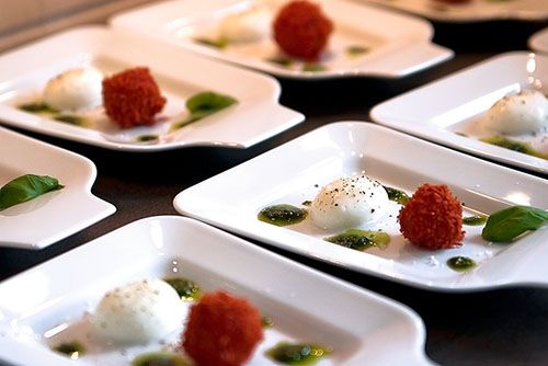 Sphärische-Mozzarellas-Foto-2-500 Sphärische Mozarellas mit Tomatenpralinés an Basilikum-Pesto
