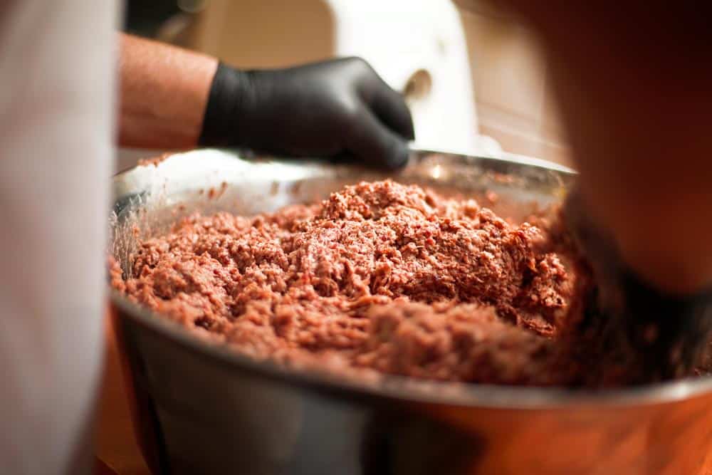Die Leberwurstmasse wird gründlich durchmischt